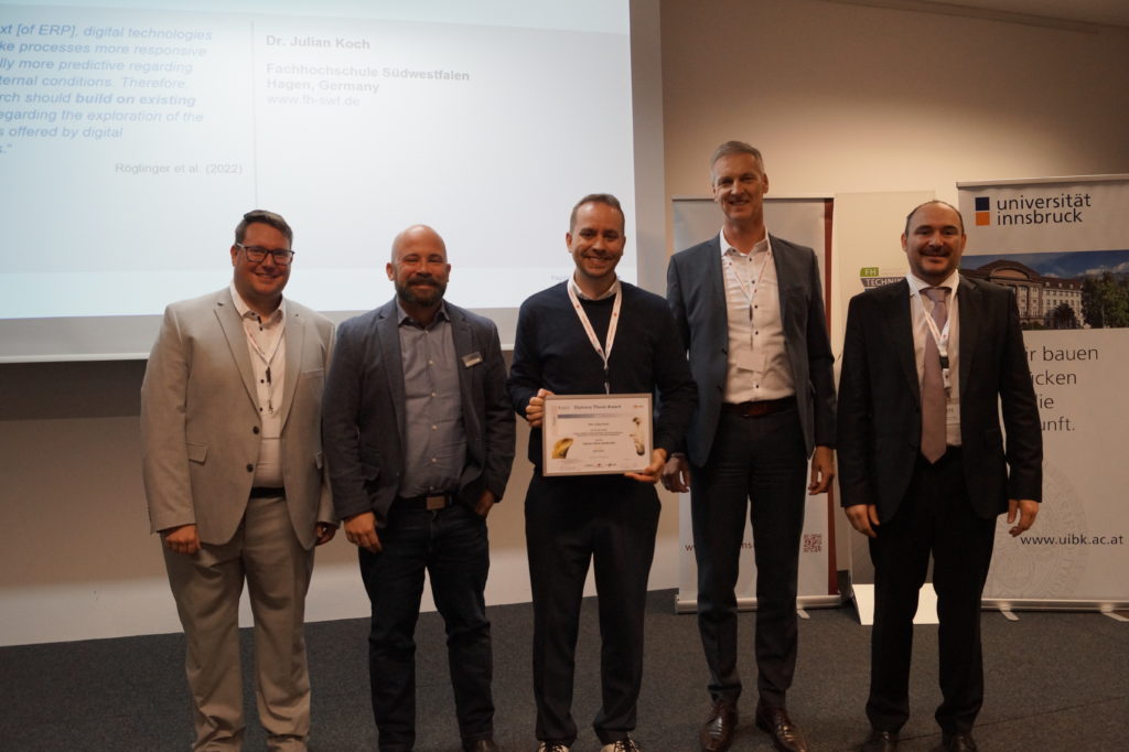 Verleihung Diploma Thesis Award 2022: Preisträger Julian Koch gewann mit seiner Abschlussarbeit zum Thema "Design of Robotic Process Automation and Process Mining for Optimisation of Processes and Process Management". Die Preisverleihung erfolgte im Rahmen der Fachtagung ERP Future 2022. Im Foto mit den Förderern des Diploma Thesis Awards (v.l.n.r.): Manfred Kofler (Universität Innsbruck), Daniel Scherling (ORBIS Autria GmbH), Julian Koch (Preisträger Diploma Thesis Award 2022), Helmut Reich (proAlpha Software Austria GmbH), Johannes Keckeis (SIS Consulting GmbH). Fotocredit: Märker/Universität Innsbruck